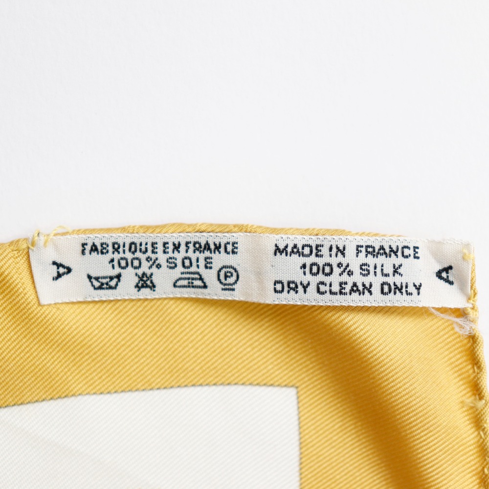 【HERMES】エルメス カレ90 CASQUES et PLUMETS 兜と羽根飾り シルク 黄 レディース スカーフ