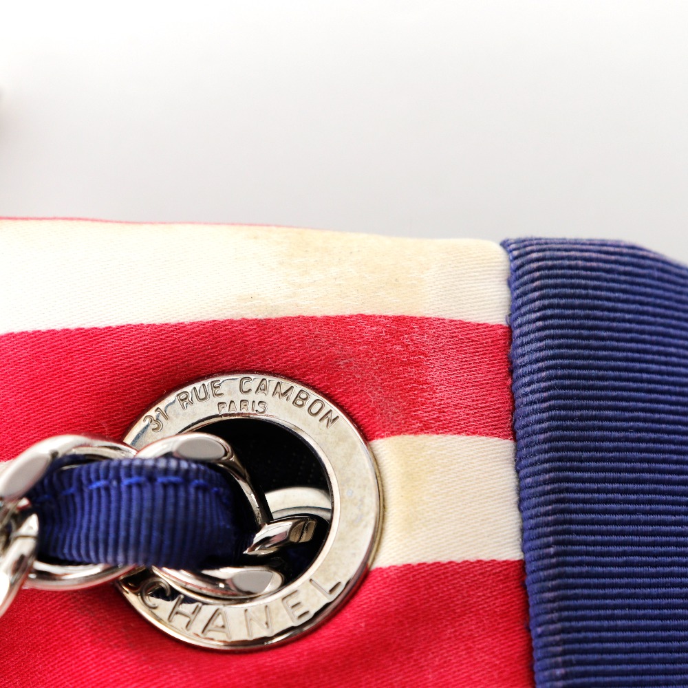 カモノハシです　　　　　　CHANEL　クルーズライン カモノハシです CHANEL クルーズライン CHANEL No.5, Surfer