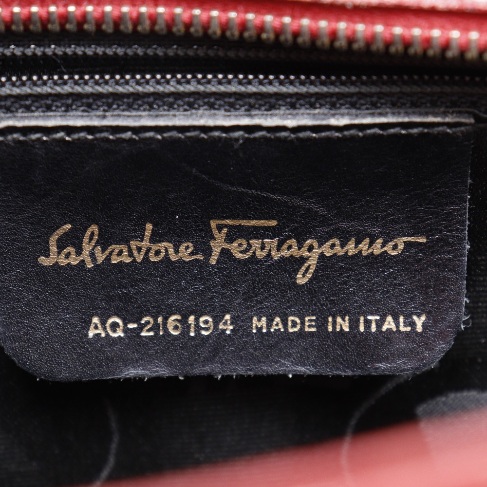 Salvatore Ferragamo】サルヴァトーレフェラガモ ガンチーニ 型押し AQ216194 レザー 赤 レディース ショルダーバッグ 【中古】｜Salvatore Ferragamo｜店舗買取｜バッグ＞ショルダーバッグ｜USEDのアパレル通販サイト - SMASELL（スマセル）